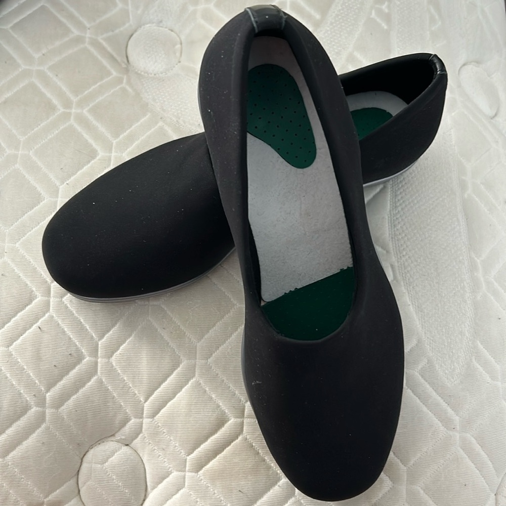 NWOT SAS slip ons